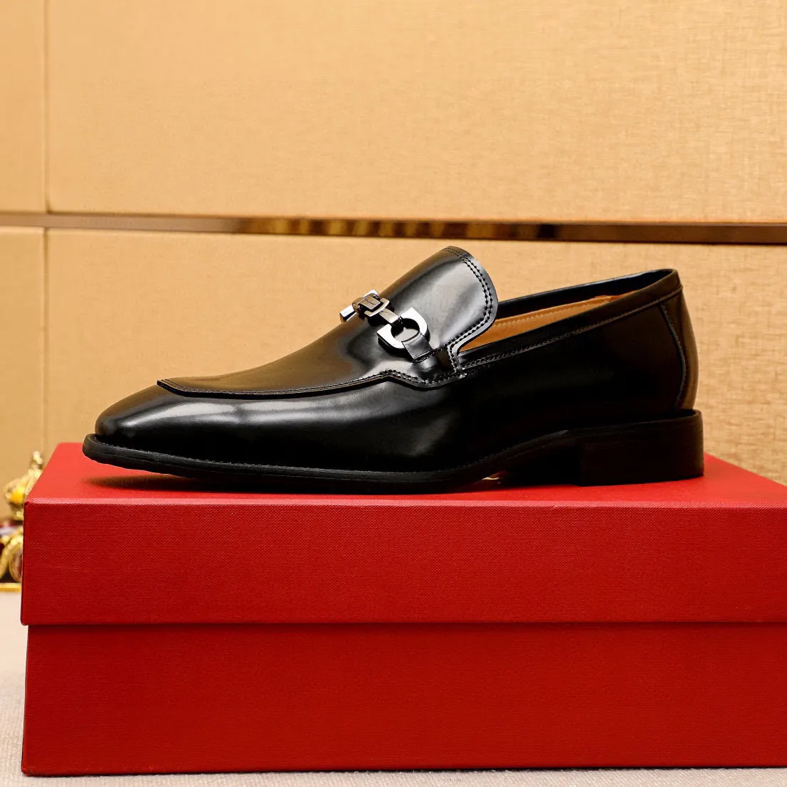 Men's shoes 💰460 💐 Product trademark: Ferragamo "Ferragamo" casual leather shoes Regular size: 38-44 (custom-made for 45🉑️) Product materials: Selected imported first-layer open-edge beaded cowhide upper + original hardware buckle, imported water-dyed cowhide leather lining. Strong three-dimensional visual effect, combined outsole Color: 3⃣️colors available